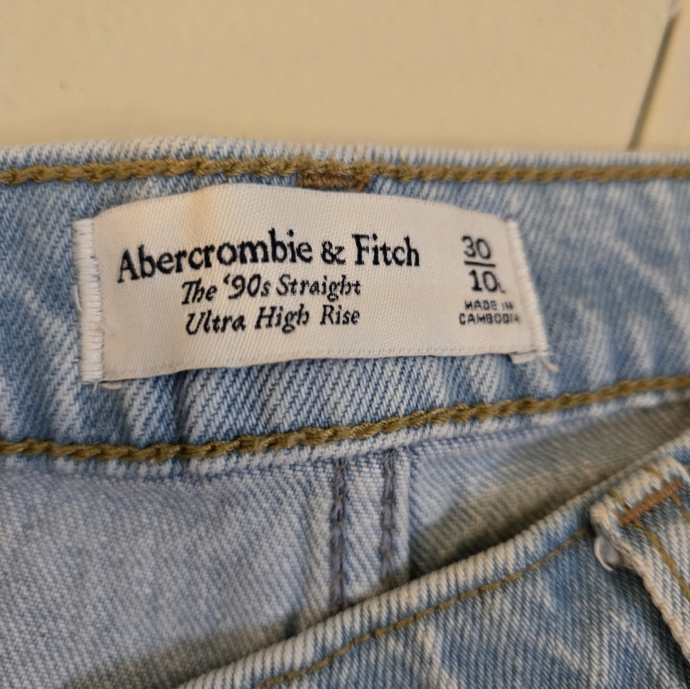 Abercrombie & Fitch The 90’s Straight Ultra High Rise Jeans